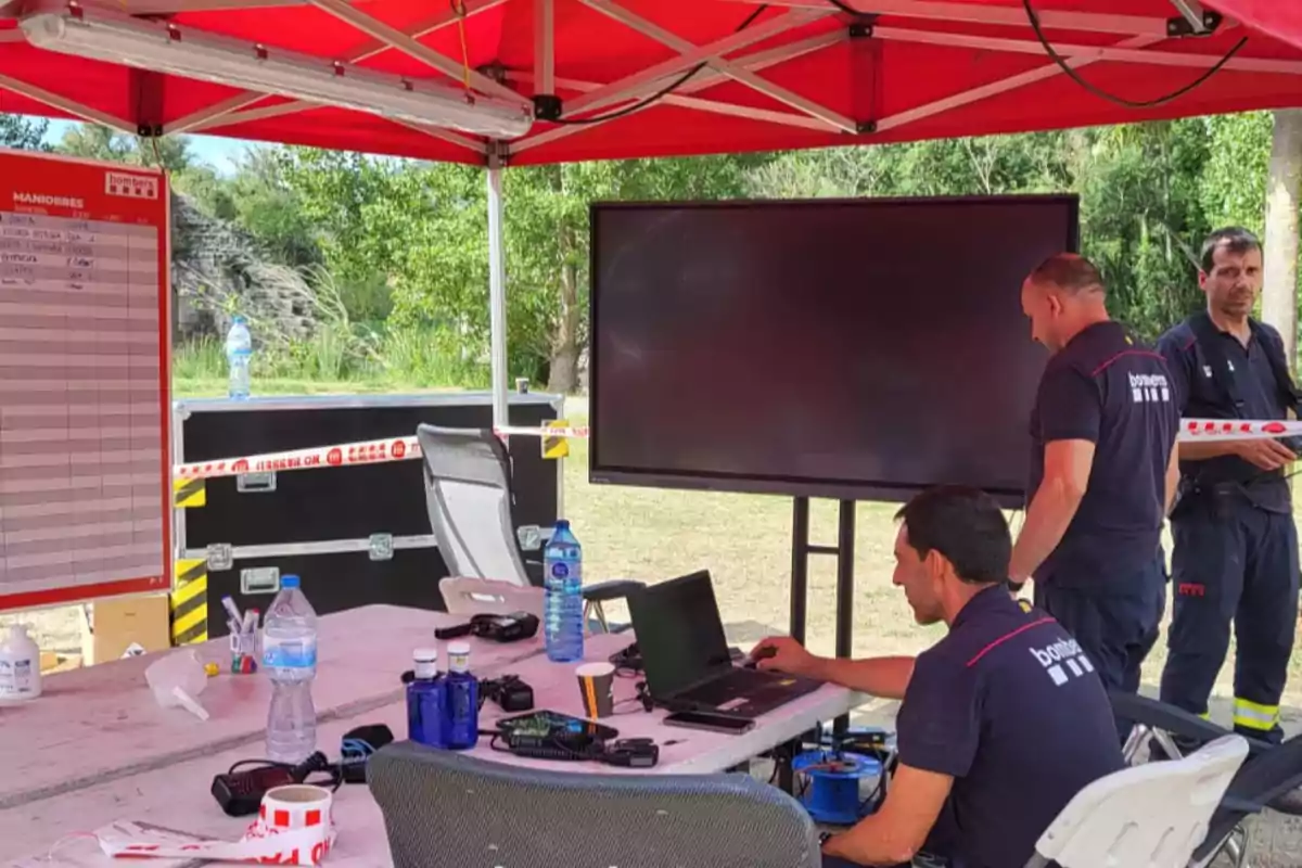 Bomberos trabajando para encontrar a los jóvenes desaparecidos Bomberos trabajando para encontrar a los jóvenes desaparecidos