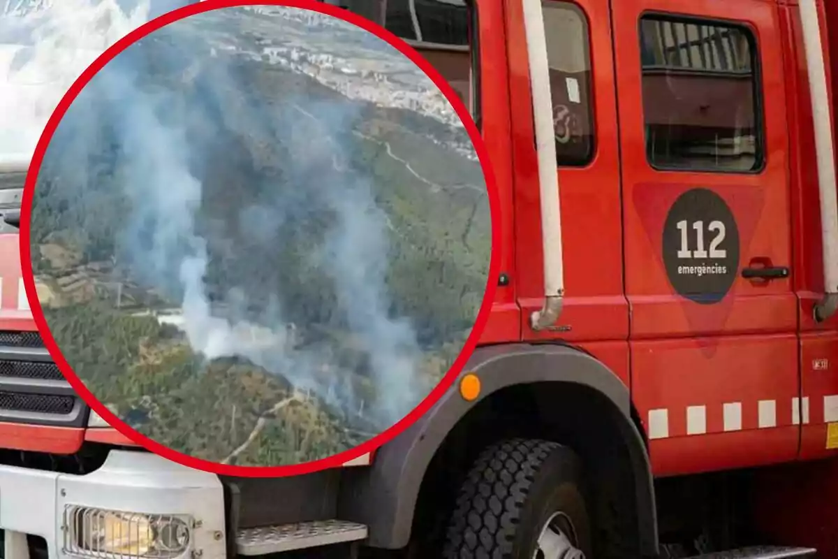 Camión de bomberos con el número de emergencias 112 y una imagen superpuesta de un incendio forestal visto desde el aire con humo saliendo del bosque