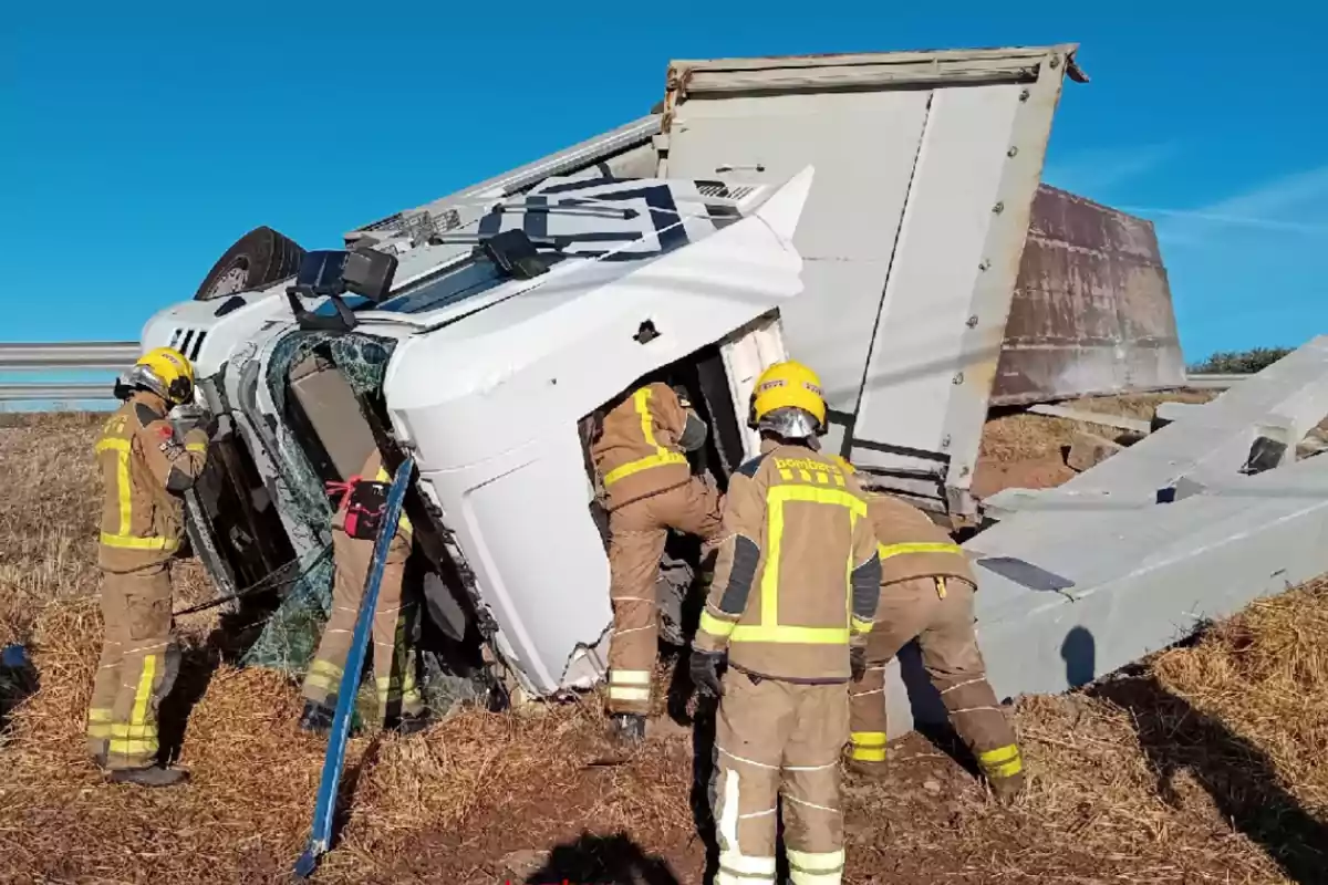 Bomberos trabajan en el rescate tras el volcamiento de un camión en una zona rural