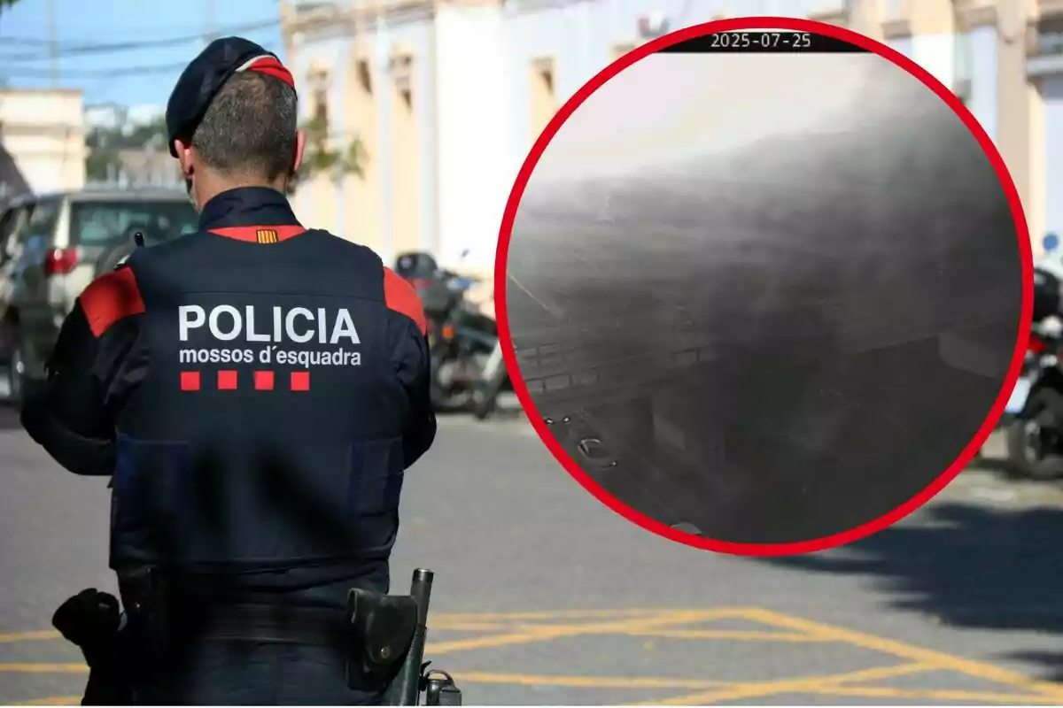 Un agent dels Mossos d'Esquadra d'esquena al carrer amb una imatge circular superposada que mostra una escena amb fum i poca visibilitat.