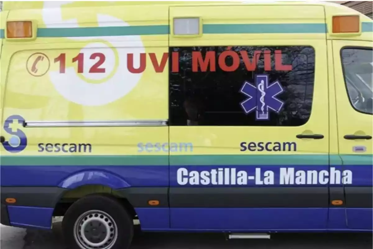 Ambulància groga i blava amb la inscripció 112 UVI MÒBIL i Castella-la Manxa, pertanyent al servei de salut SESCAM. Ambulància groga i blava amb la inscripció 112 UVI MÒBIL i Castella-la Manxa, pertanyent al servei de salut SESCAM.