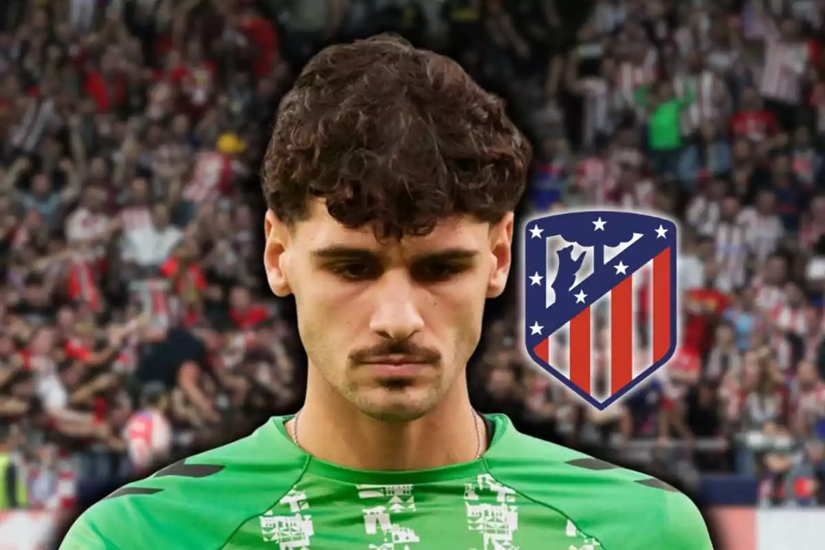 Portero con camiseta verde frente a una multitud y el escudo del Atlético de Madrid al fondo Portero con camiseta verde frente a una multitud y el escudo del Atlético de Madrid al fondo