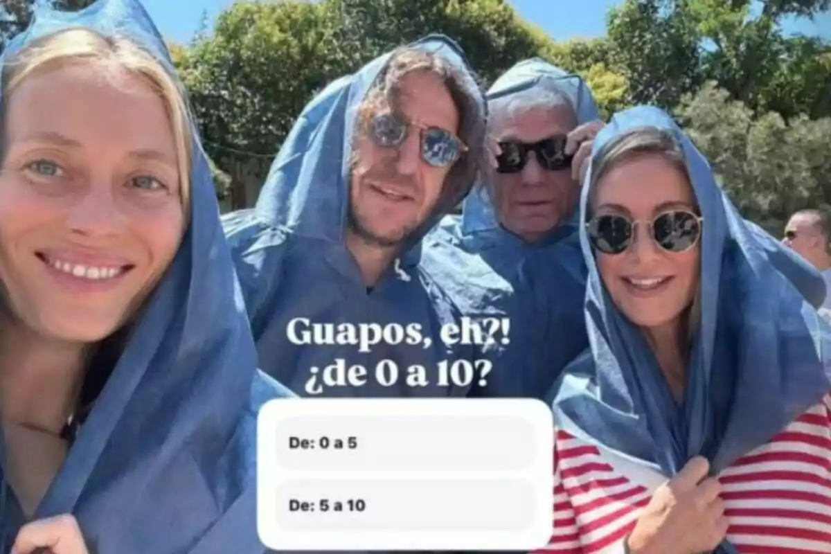Quatre persones somriuen a la càmera amb túniques blaves i ulleres de sol, amb arbres al fons i una enquesta a la pantalla que pregunta com de guapos es veuen del 0 al 10. Quatre persones somriuen a la càmera amb túniques blaves i ulleres de sol, amb arbres al fons i una enquesta a la pantalla que pregunta com de guapos es veuen del 0 al 10.