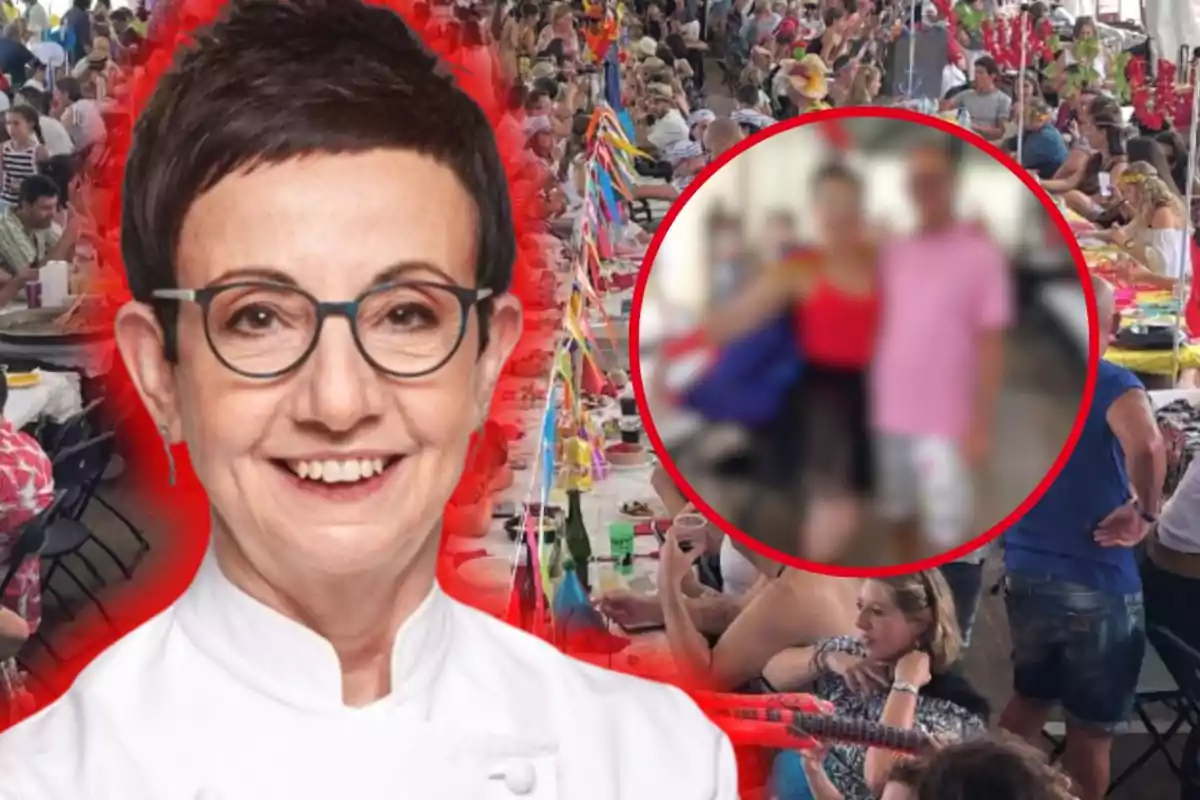 Una dona amb ulleres i jaqueta blanca somriu en primer pla mentre al fons es veu una festa amb moltes persones assegudes a taules llargues i un cercle amb una imatge borrosa de dues persones.