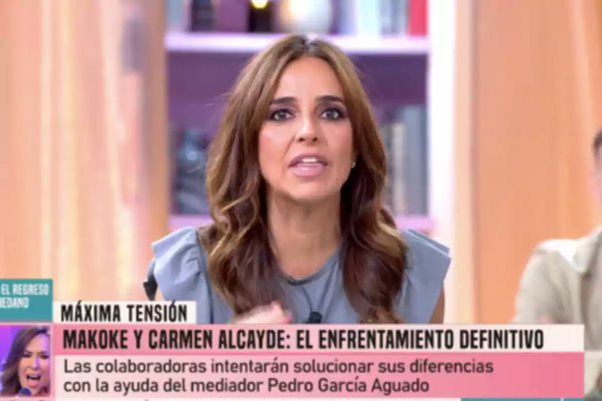 Carmen Alcayde en un programa de televisió amb un rètol que anuncia un enfrontament definitiu entre Makoke i Carmen Alcayde i esmenta la intervenció d’un mediador per solucionar les seves diferències. Carmen Alcayde en un programa de televisió amb un rètol que anuncia un enfrontament definitiu entre Makoke i Carmen Alcayde i esmenta la intervenció d’un mediador per solucionar les seves diferències.