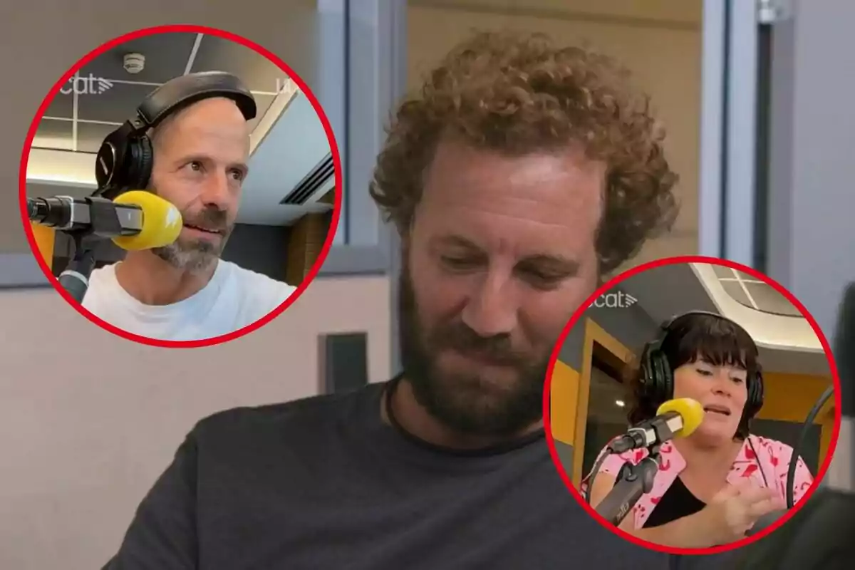 Tres persones en un estudi de ràdio, dues d'elles amb auriculars i parlant davant de micròfons amb escuma groga, mentre la tercera persona apareix al centre de la imatge mirant cap avall.
