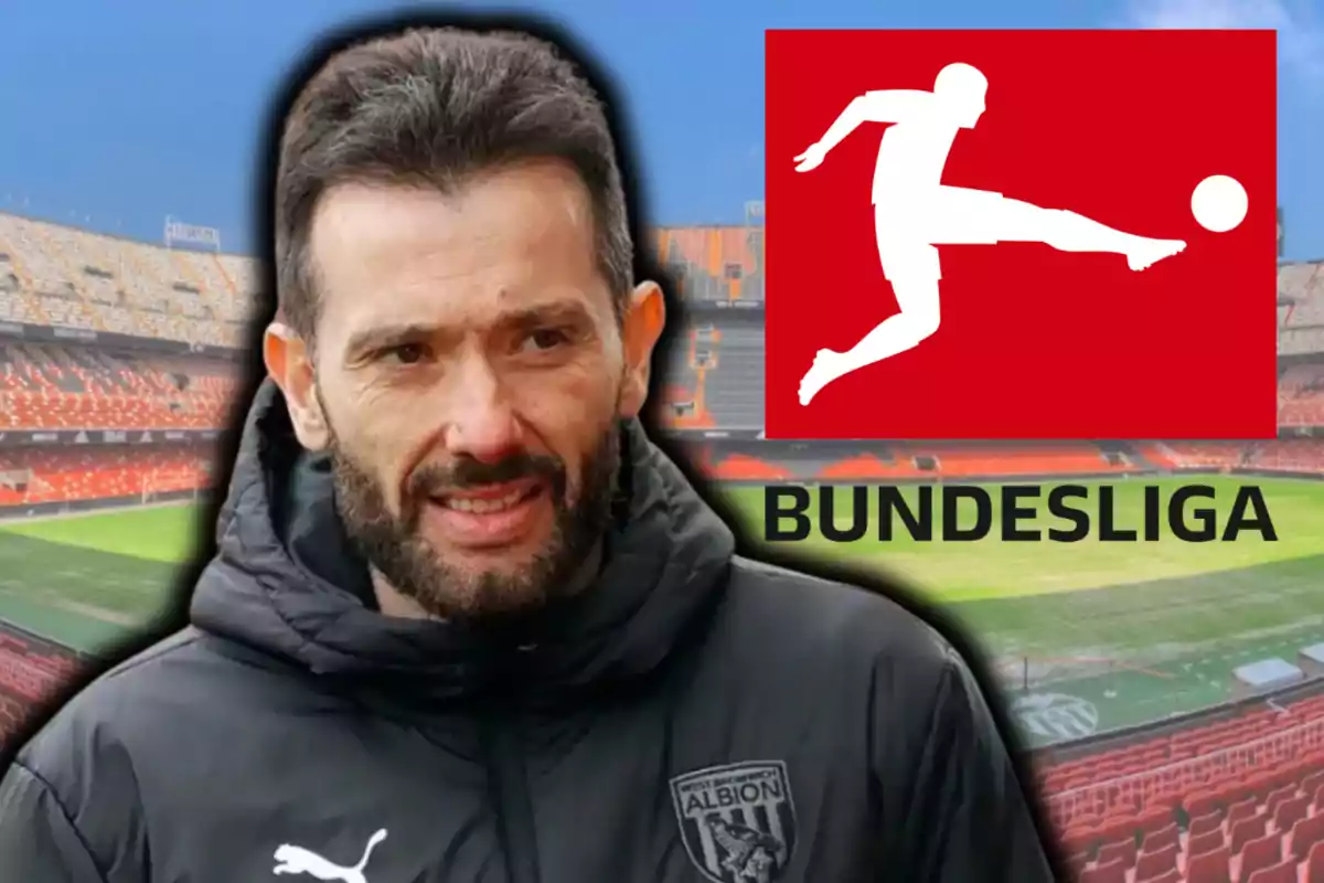 Entrenador de fútbol con chaqueta de West Bromwich Albion en un estadio con el logo de la Bundesliga al fondo