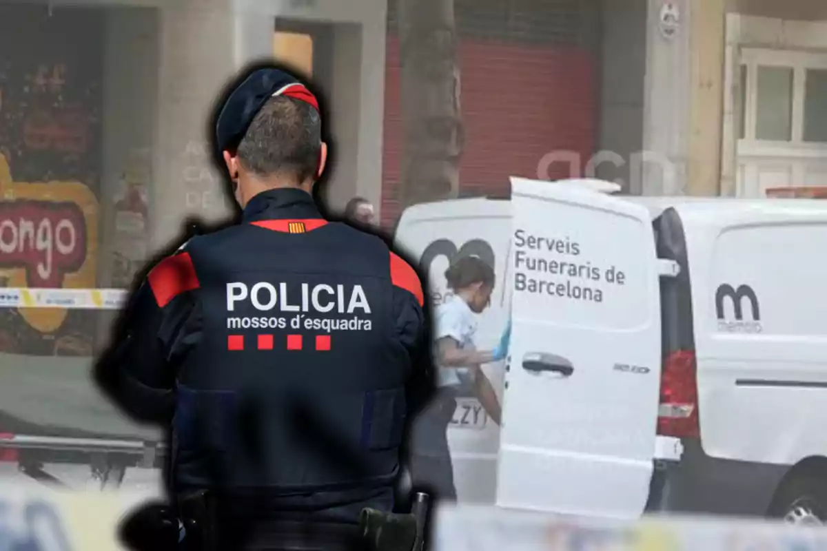 Un agent dels Mossos d'Esquadra d'esquena observa una escena on un treballador de serveis funeraris de Barcelona és al costat d'una furgoneta blanca.