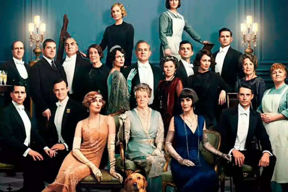 Un grupo numeroso de personas elegantemente vestidas posando en una sala lujosa con paredes azules y candelabros antiguos Un grupo numeroso de personas elegantemente vestidas posando en una sala lujosa con paredes azules y candelabros antiguos