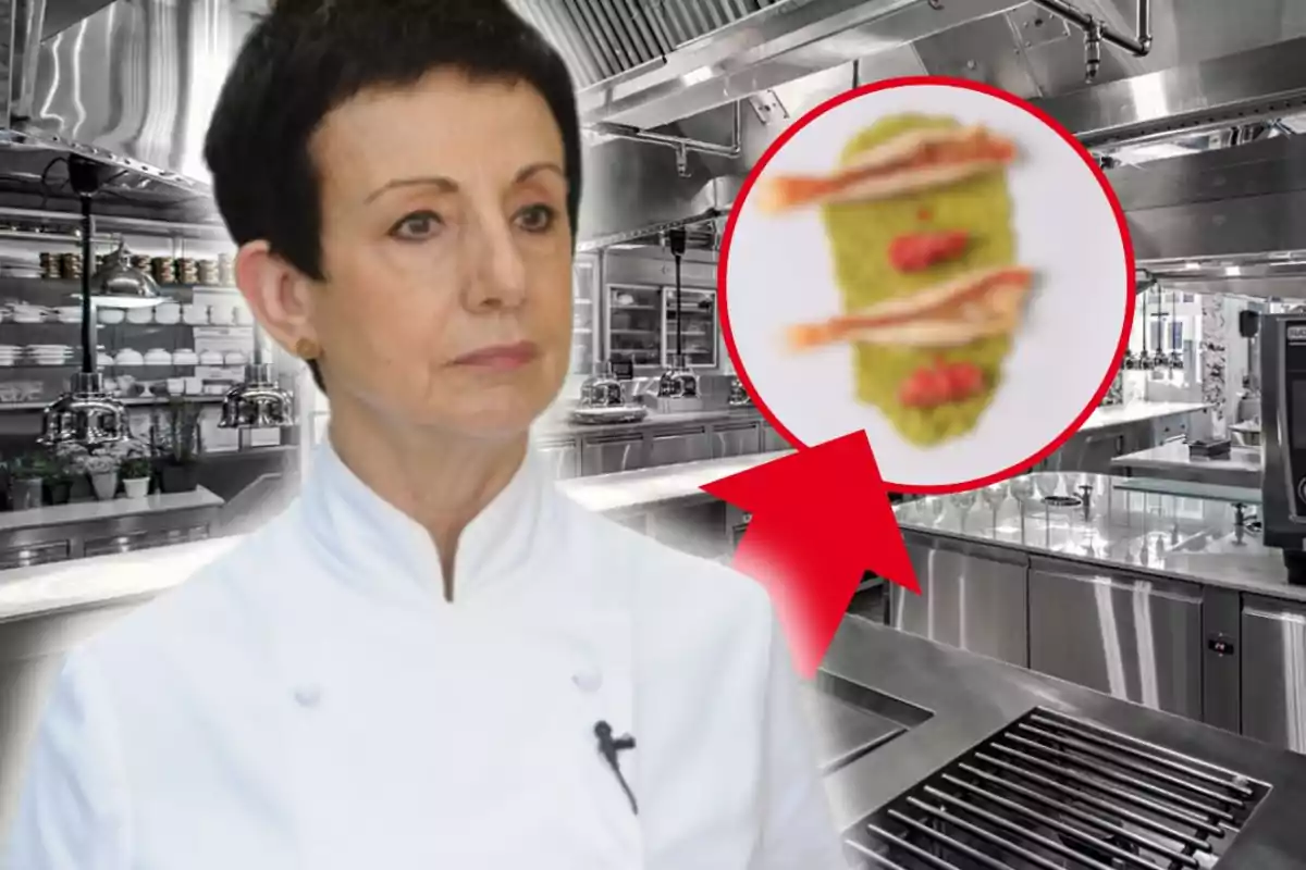 Xef amb uniforme blanc en una cuina professional amb un plat gourmet ressaltat en un cercle vermell