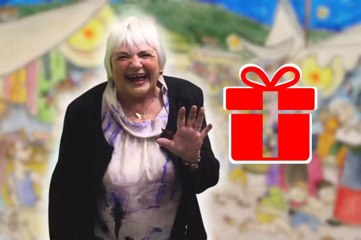 Dona gran somrient i saludant amb una mà aixecada al costat d’una icona de regal vermell sobre un fons colorit i desenfocat