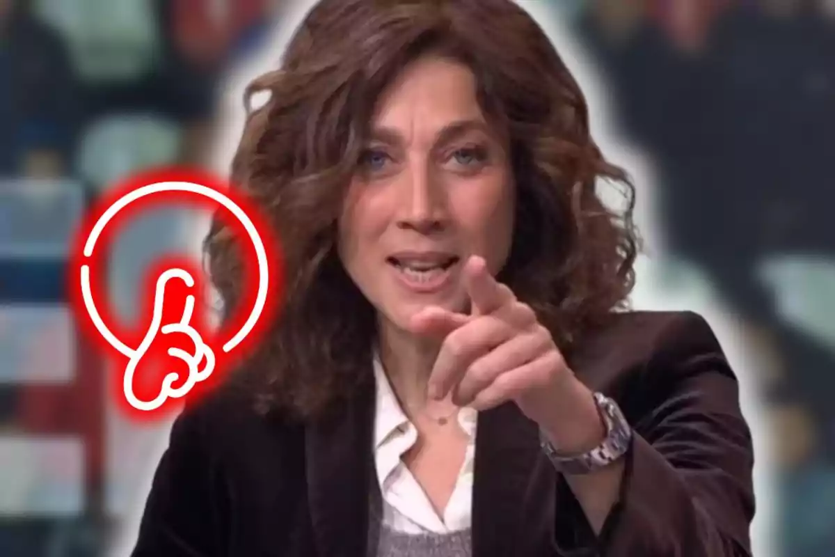 Dona de cabell arrissat assenyalant cap al davant amb un gest seriós i un gràfic de mà assenyalant de color vermell al seu costat