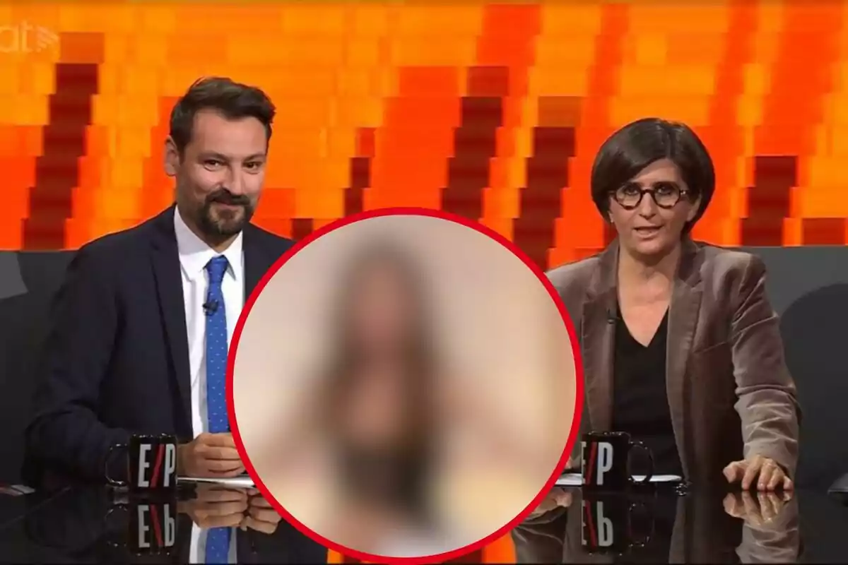 Dos presentadores sentados en un set de televisión con fondo naranja y una imagen borrosa en el centro dentro de un círculo rojo