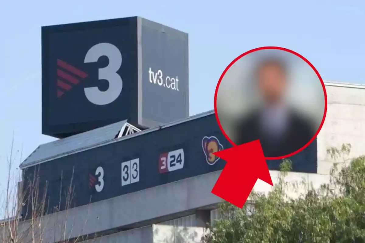 Edifici de TV3 amb logotips a la façana i una figura desenfocada dins d’un cercle vermell amb fletxa.