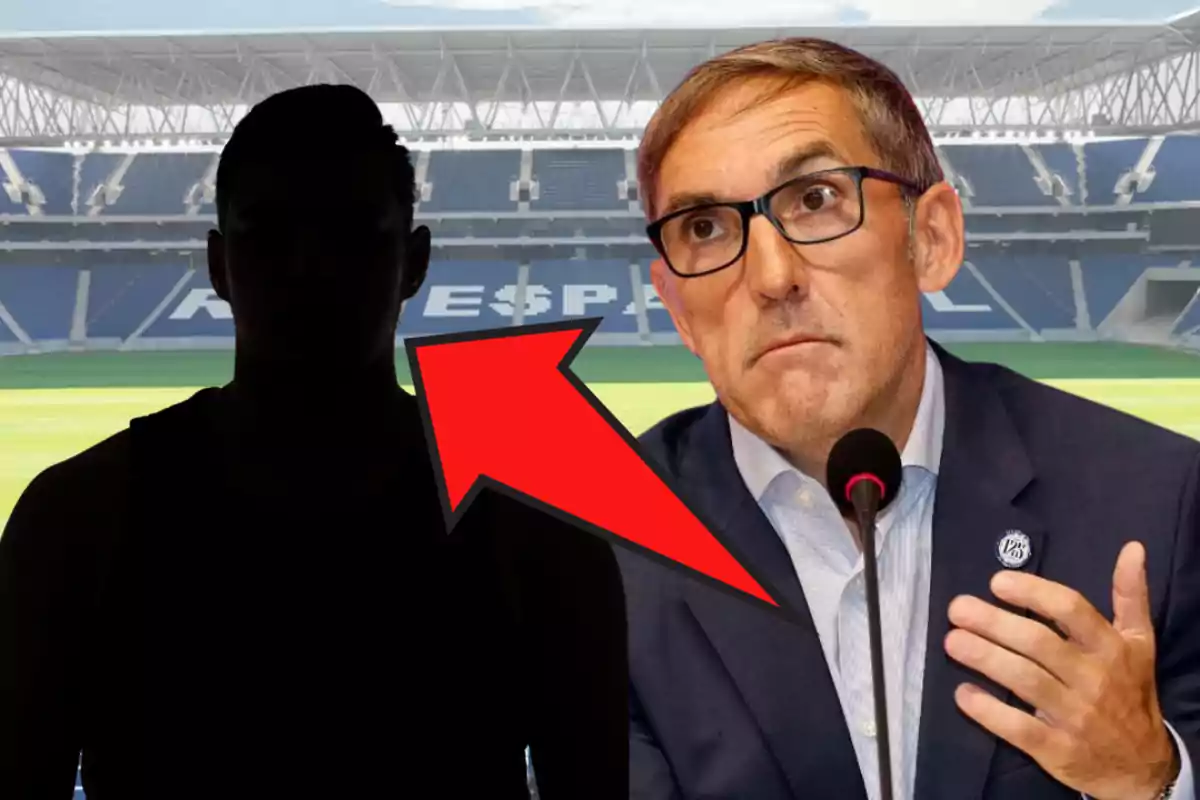 Un home amb vestit i ulleres parla en una conferència mentre una silueta fosca i una fletxa vermella apareixen al seu costat en un estadi de futbol buit.