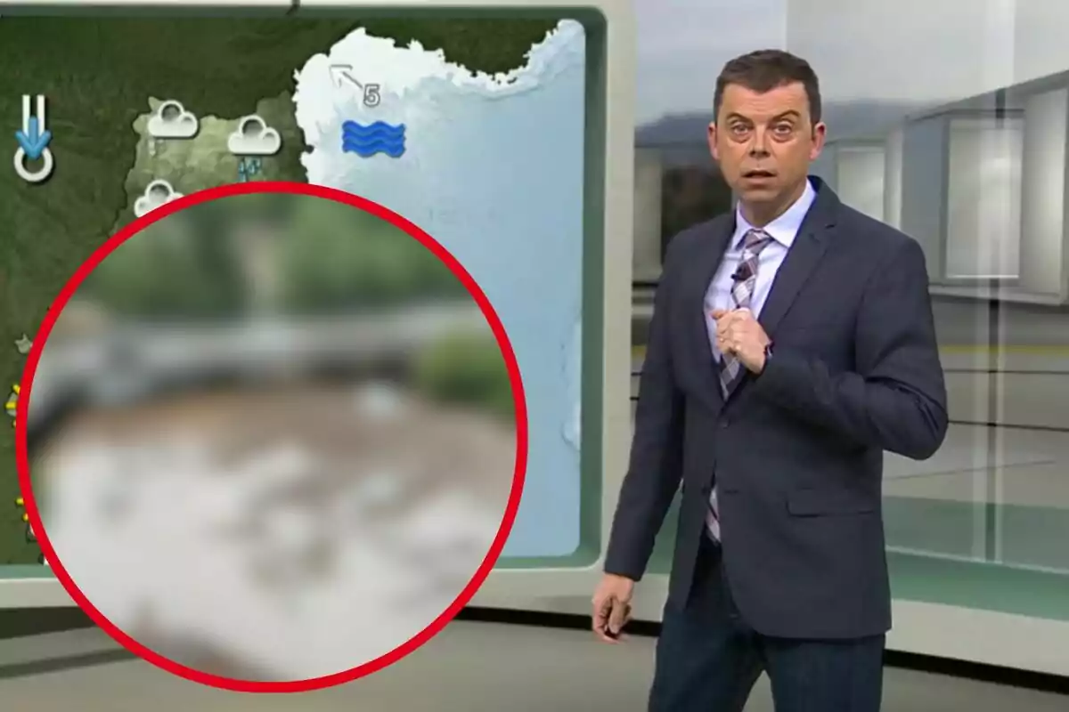 Home amb vestit presentant el temps en un estudi de televisió amb un cercle vermell que ressalta una imatge borrosa a la pantalla Home amb vestit presentant el temps en un estudi de televisió amb un cercle vermell que ressalta una imatge borrosa a la pantalla