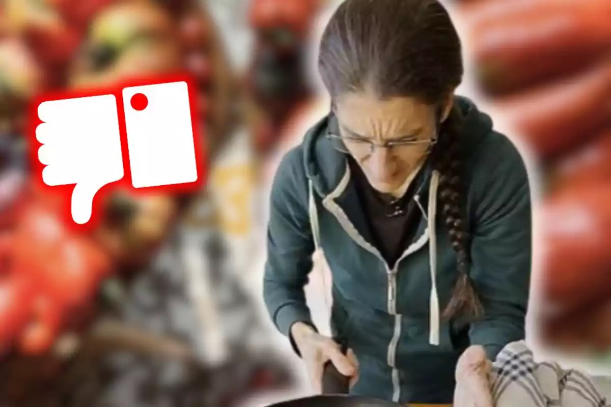 Persona con expresión de frustración cocinando mientras al fondo aparece un icono de pulgar hacia abajo sobre un fondo borroso de vegetales