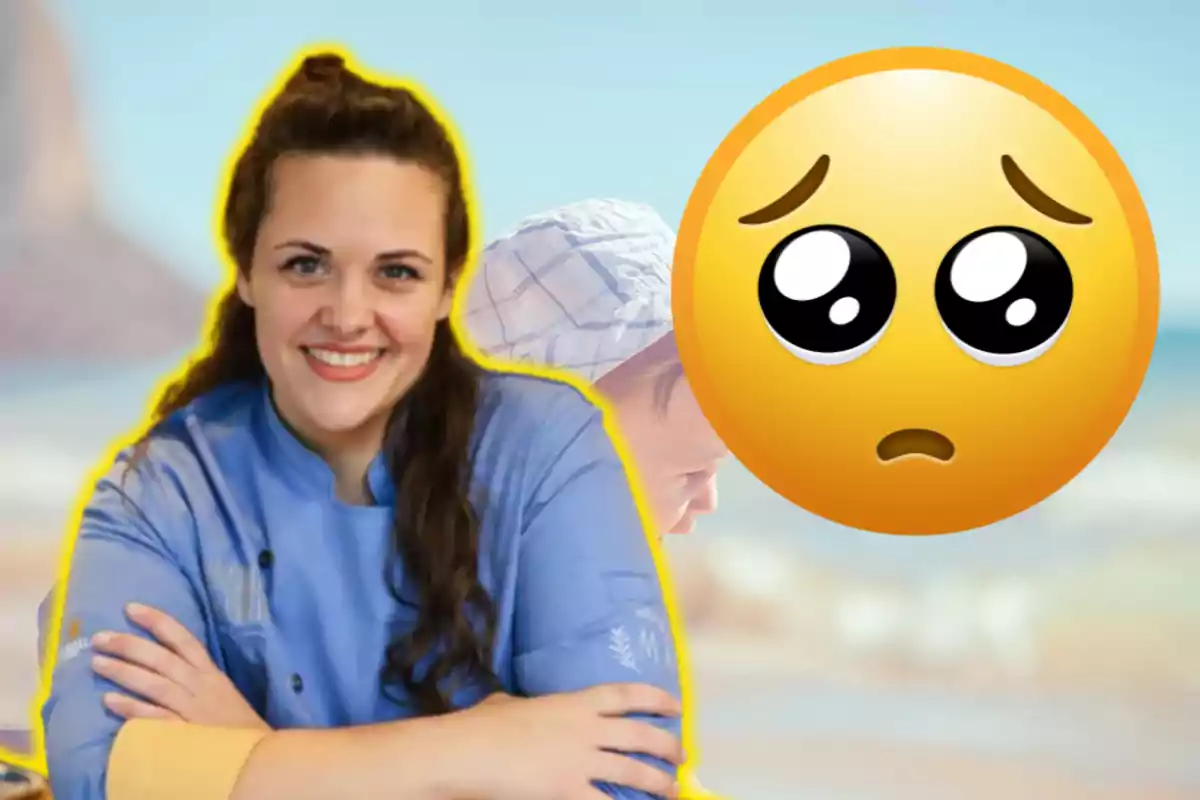 Dona somrient amb uniforme blau de xef al davant, un nen al fons i un emoji de cara trista gran sobre la imatge