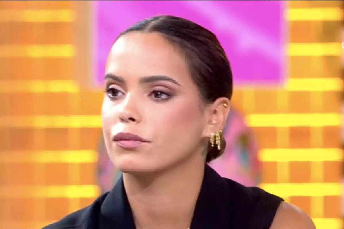 Gloria Camila de cabell fosc recollit amb expressió seriosa en un plató de televisió amb fons acolorit Gloria Camila de cabell fosc recollit amb expressió seriosa en un plató de televisió amb fons acolorit