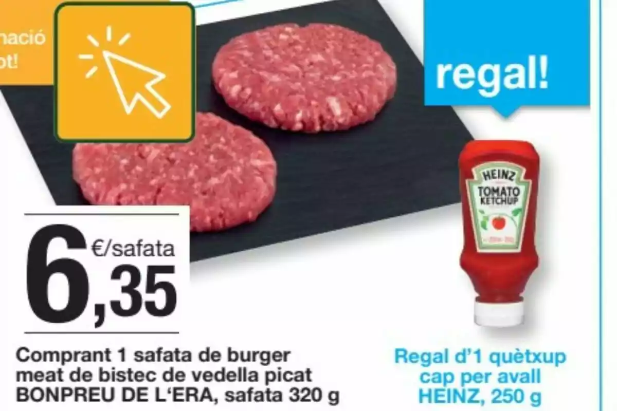 Dues hamburgueses crues sobre una safata negra al costat d’una ampolla de quètxup Heinz i un preu de 6,35 euros per safata Dues hamburgueses crues sobre una safata negra al costat d’una ampolla de quètxup Heinz i un preu de 6,35 euros per safata
