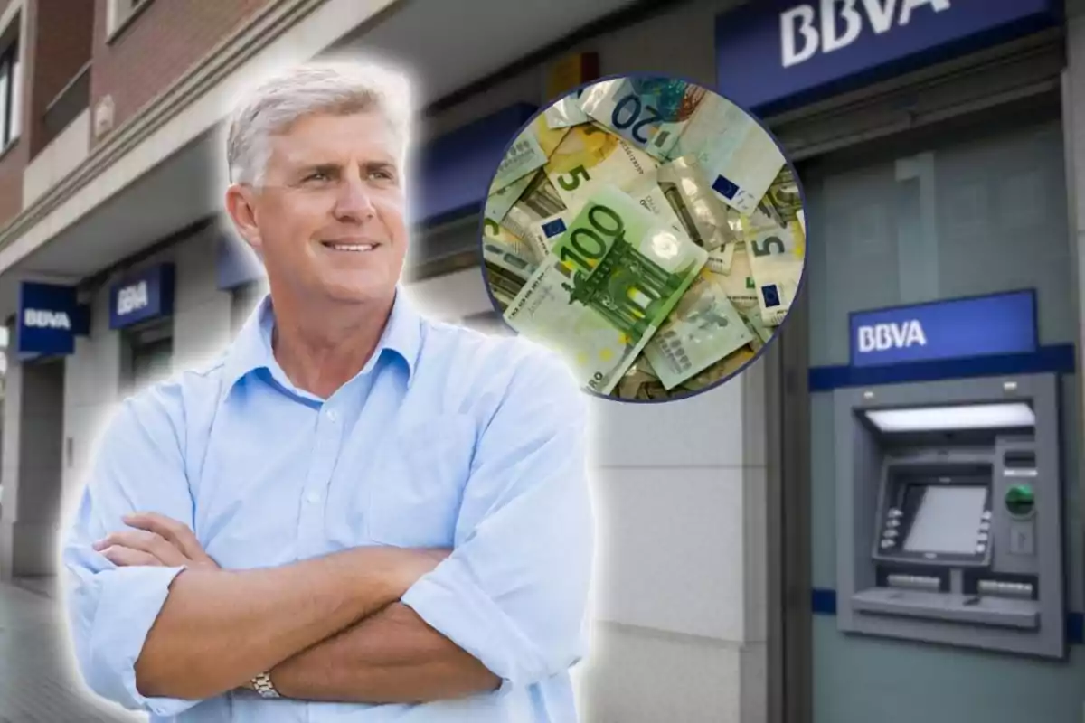Hombre de cabello canoso sonriente frente a un cajero automático de BBVA con un círculo que muestra billetes de euro Hombre de cabello canoso sonriente frente a un cajero automático de BBVA con un círculo que muestra billetes de euro