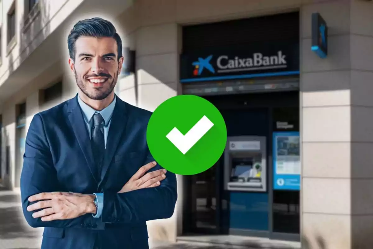 Hombre de traje sonriendo frente a una sucursal de CaixaBank con un símbolo de verificación verde