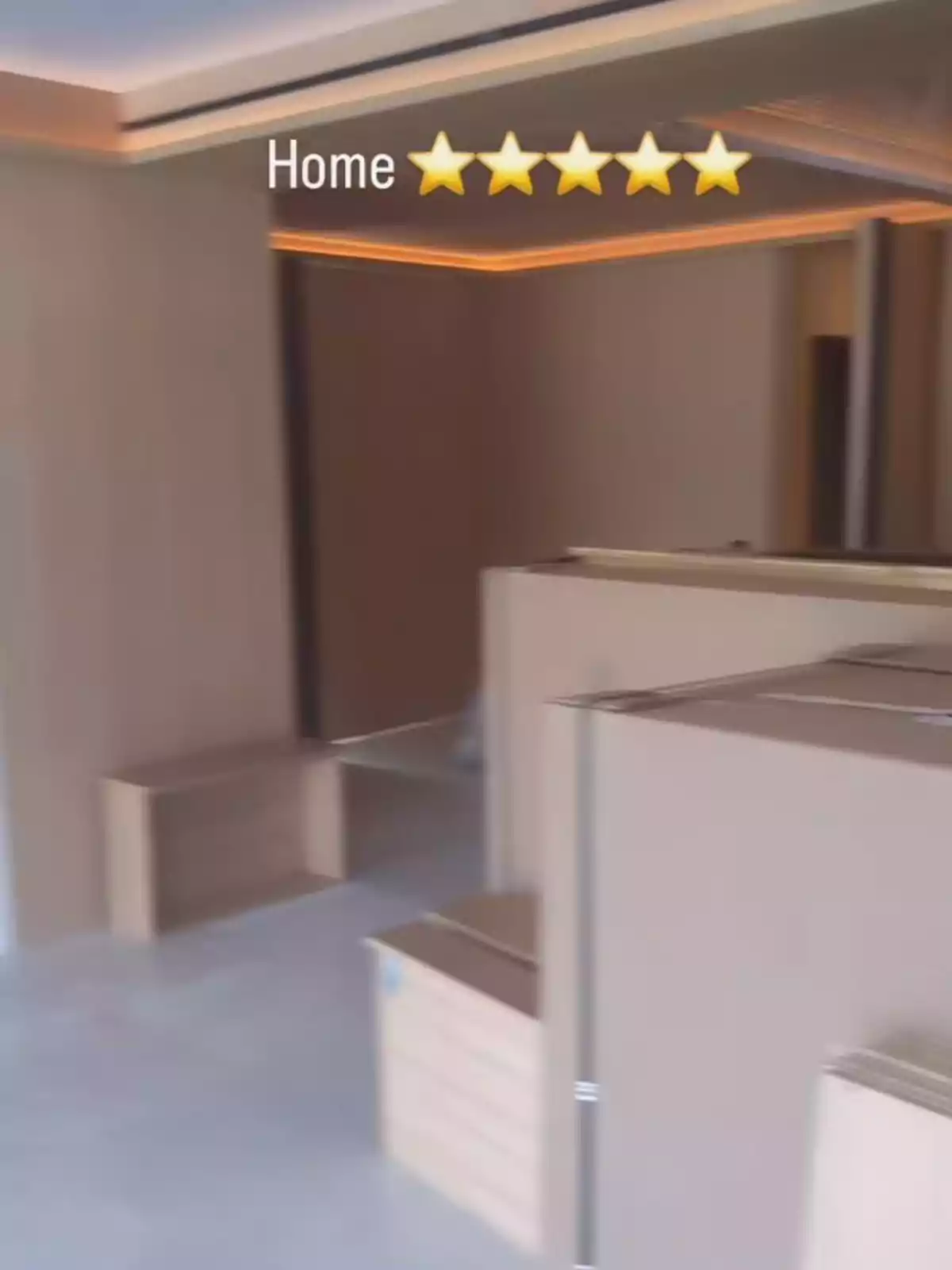Espacio interior moderno con cajas de mudanza y luces cálidas en el techo Espacio interior moderno con cajas de mudanza y luces cálidas en el techo