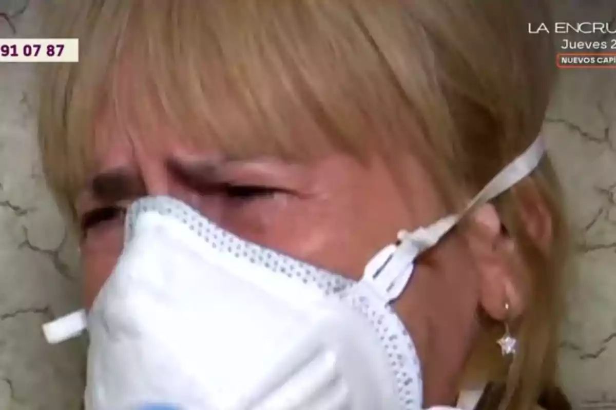 Mujer rubia usando mascarilla blanca con expresión de angustia Mujer rubia usando mascarilla blanca con expresión de angustia