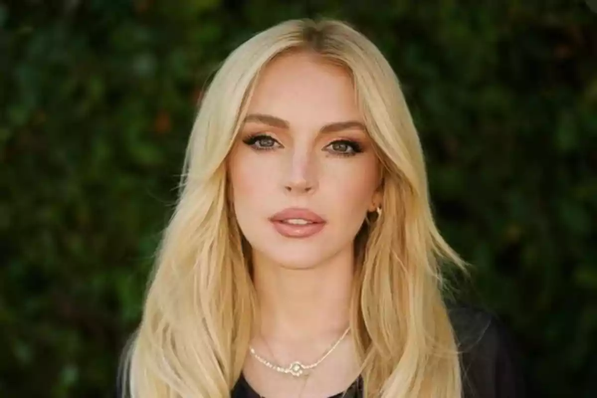 Lindsay Lohan joven de cabello rubio largo y lacio con maquillaje natural y fondo de vegetación desenfocada Lindsay Lohan joven de cabello rubio largo y lacio con maquillaje natural y fondo de vegetación desenfocada