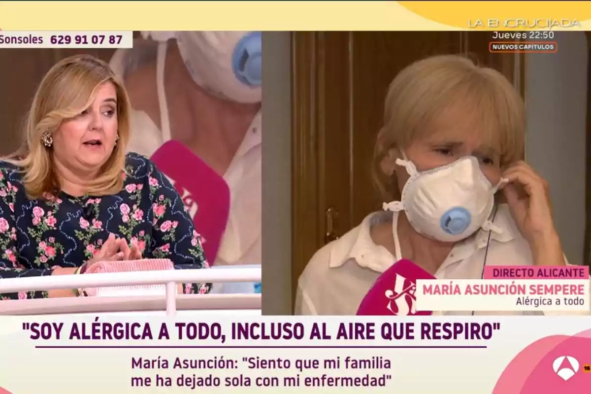Pilar Vidal y una mujer participan en un programa de televisión, una de ellas está en el estudio hablando y la otra aparece en una videollamada usando una mascarilla, el texto en pantalla menciona que es alérgica a todo, incluso al aire que respira. Pilar Vidal y una mujer participan en un programa de televisión, una de ellas está en el estudio hablando y la otra aparece en una videollamada usando una mascarilla, el texto en pantalla menciona que es alérgica a todo, incluso al aire que respira.
