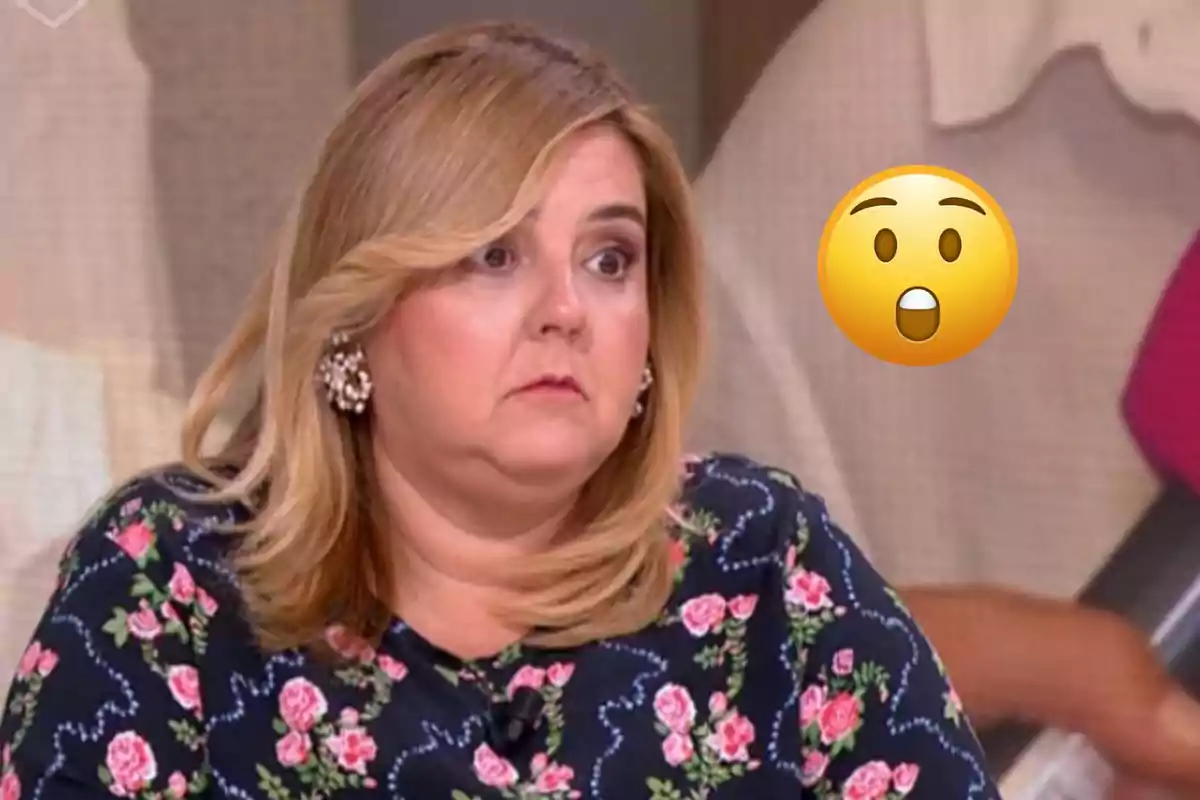 Pilar Vidal rubia con expresión de sorpresa usando blusa de flores y un emoji sorprendido a su lado