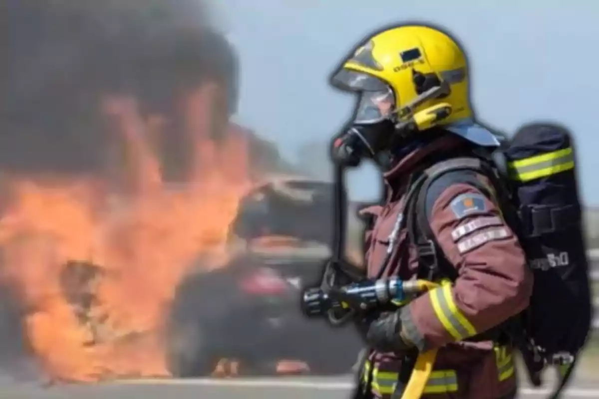 Un bomber a l’incendi de l’AP-7