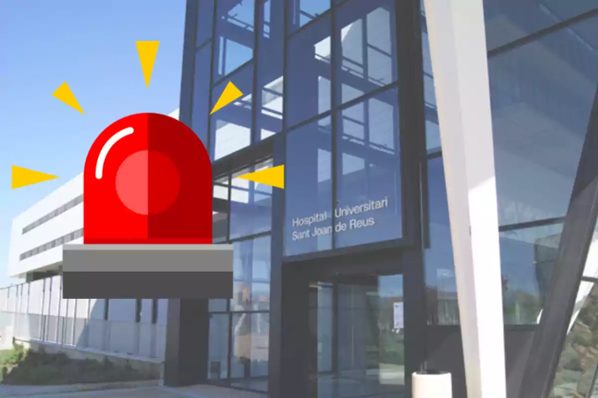 Entrada de l'Hospital Universitari Sant Joan de Reus amb una sirena d'emergència vermella superposada