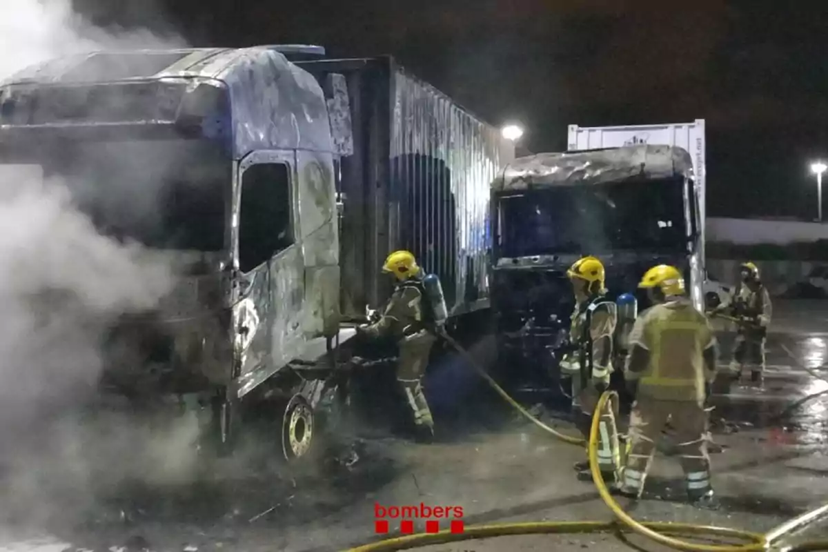 Bombers apaguen l’incendi de dos camions en un aparcament durant la nit