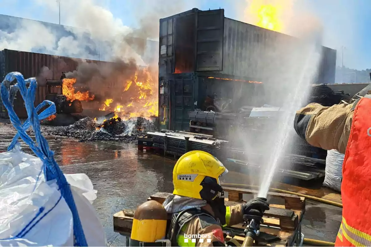 Bombers apagant l’incendi de Rubí
