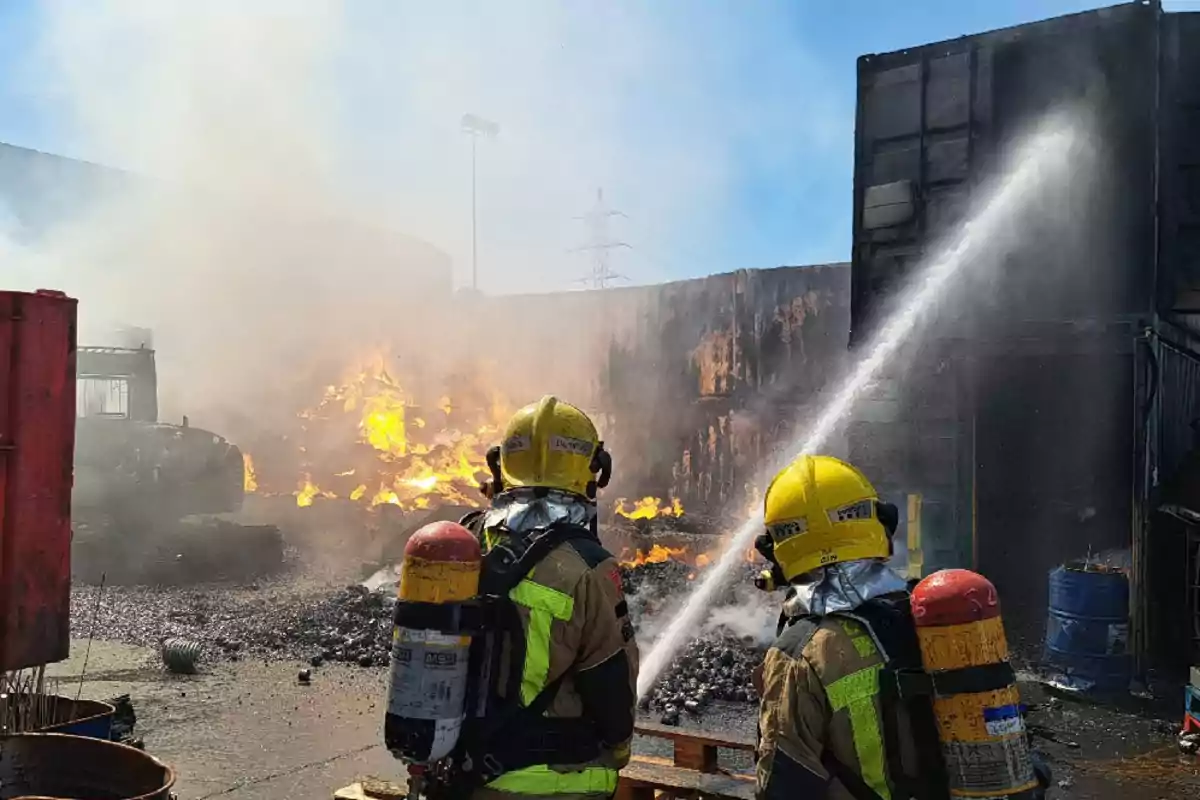Bombers apagant l’incendi de Rubí Bombers apagant l’incendi de Rubí