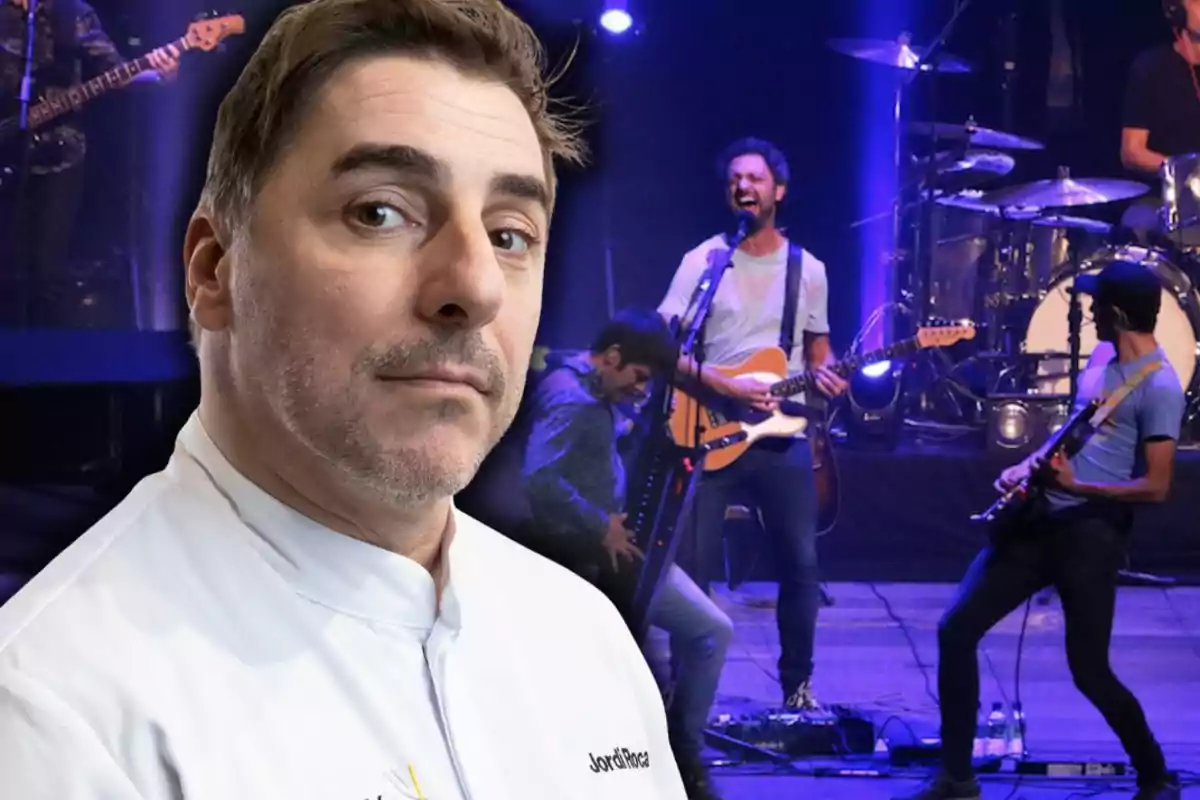 Un xef amb jaqueta blanca en primer pla i una banda de música tocant a l’escenari al fons