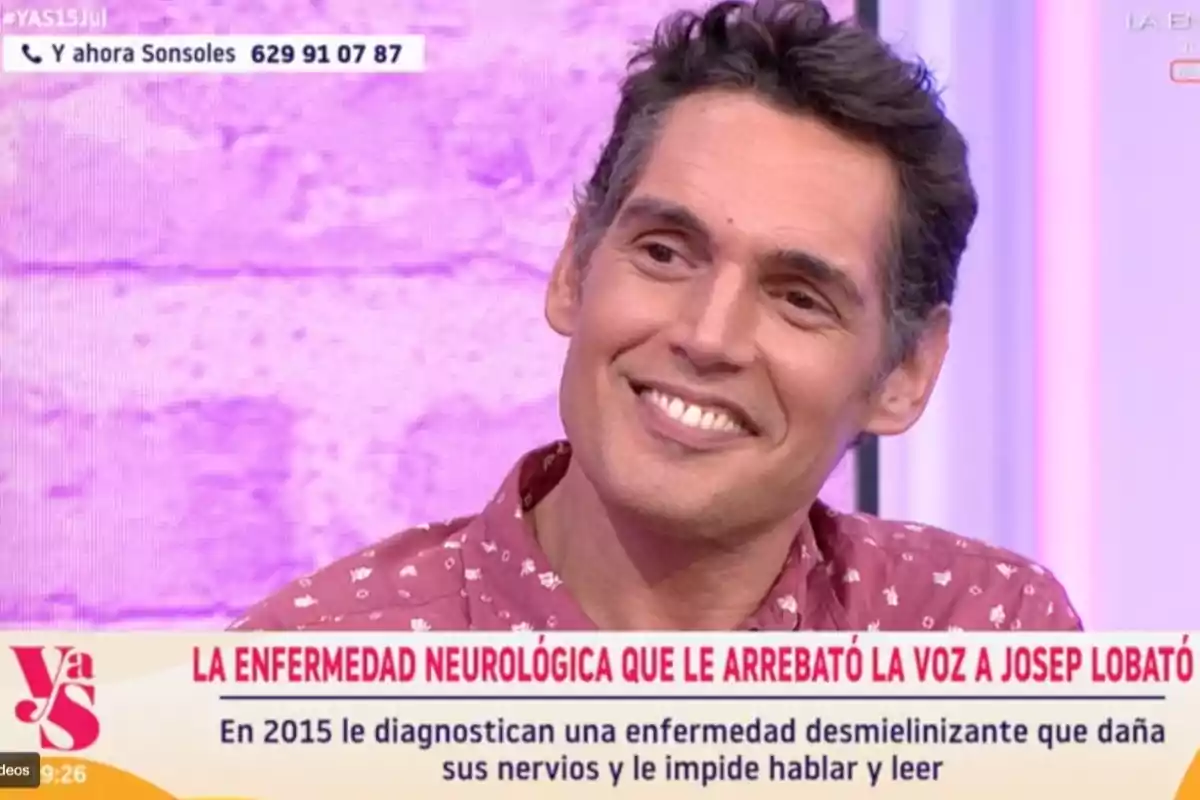 Home somrient en un programa de televisió amb un text a la pantalla que parla sobre una malaltia neurològica que li va prendre la veu i li impedeix parlar i llegir Home somrient en un programa de televisió amb un text a la pantalla que parla sobre una malaltia neurològica que li va prendre la veu i li impedeix parlar i llegir