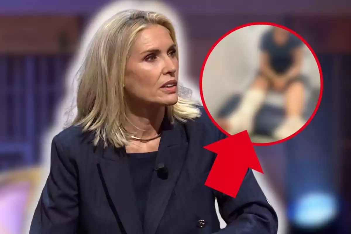 Dona rossa de cabell llis i jaqueta fosca parlant en un programa de televisió amb un cercle ampliat que mostra una imatge borrosa d’una persona asseguda amb benes a les cames.