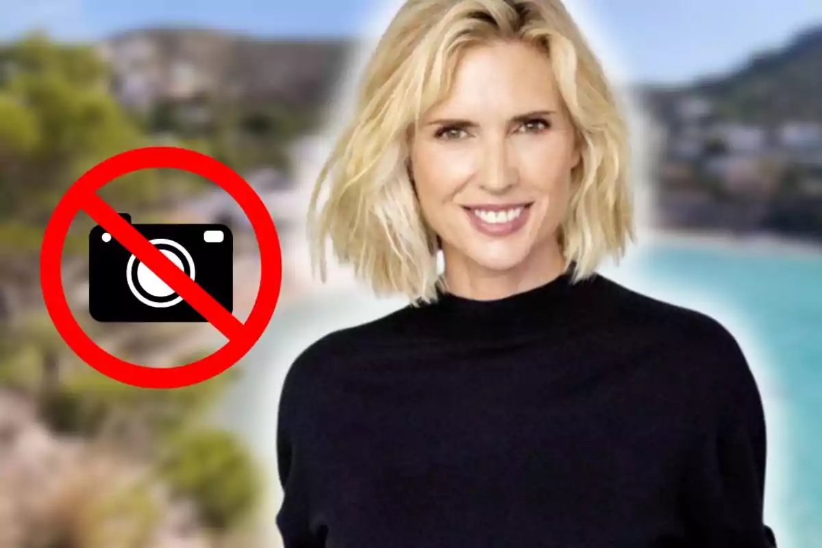 Dona rossa somrient amb jersei negre davant d’un fons de platja desenfocat i un símbol de càmera ratllada a l’esquerra