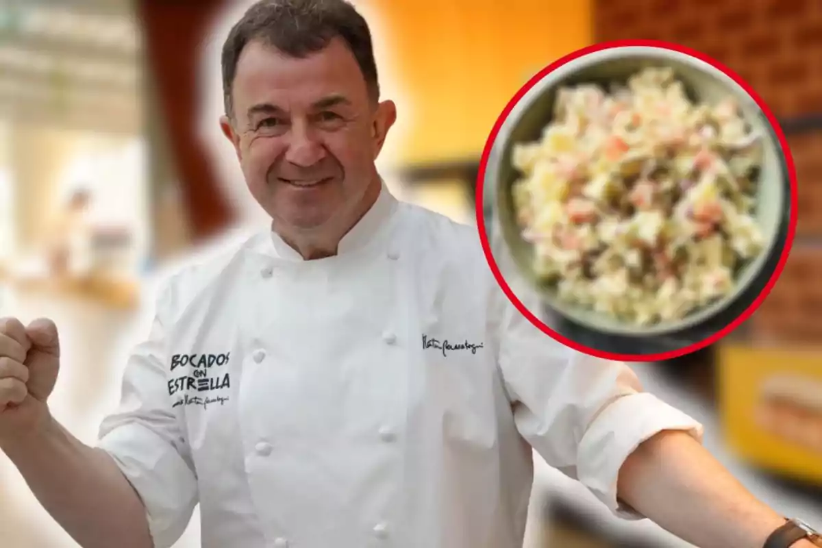 Xef somrient amb jaqueta blanca de cuina i un plat d’ensaladilla russa dins d’un cercle ressaltat sobre un fons desenfocat