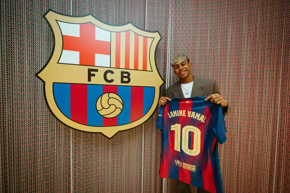 Lamine Yamal posando con la 10 del Barça Lamine Yamal posando con la 10 del Barça
