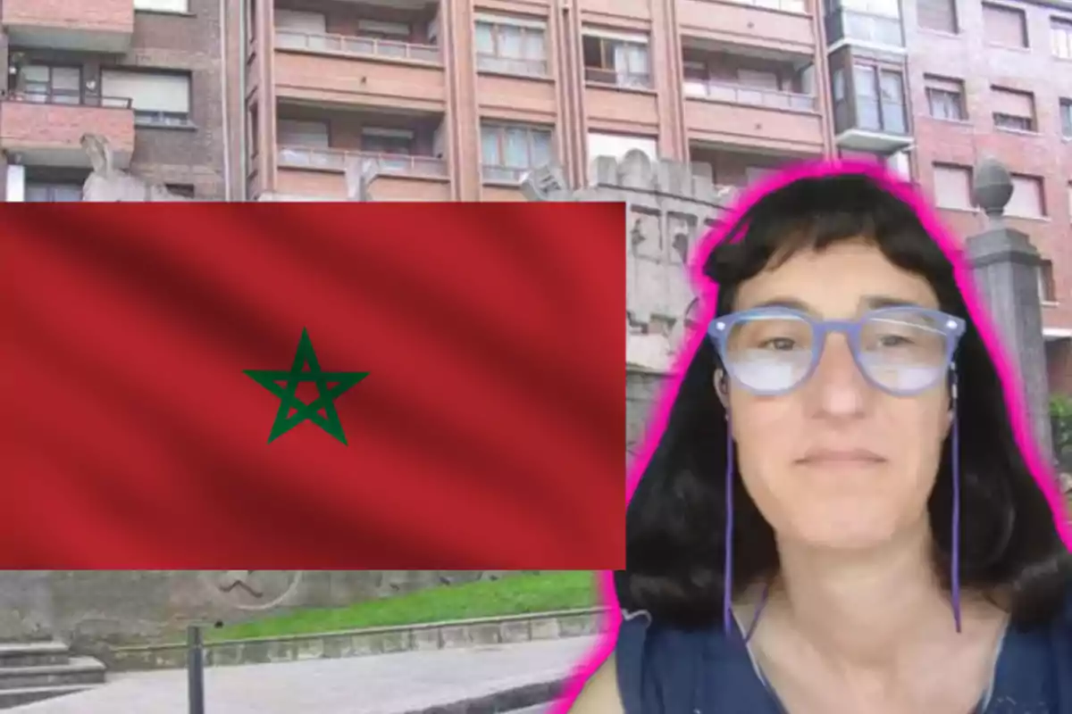 Mujer con gafas y auriculares en primer plano con un contorno rosa, bandera de Marruecos a la izquierda y edificios residenciales de fondo