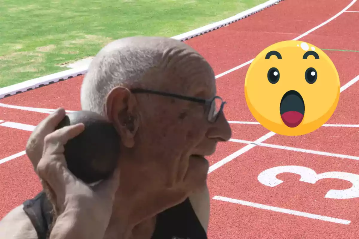 Hombre mayor preparándose para lanzar una bala en una pista de atletismo con un emoji de sorpresa grande a su lado