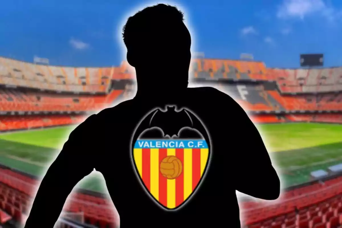 Silueta de una persona con el escudo del Valencia C.F. en el pecho sobre el fondo de un estadio de fútbol