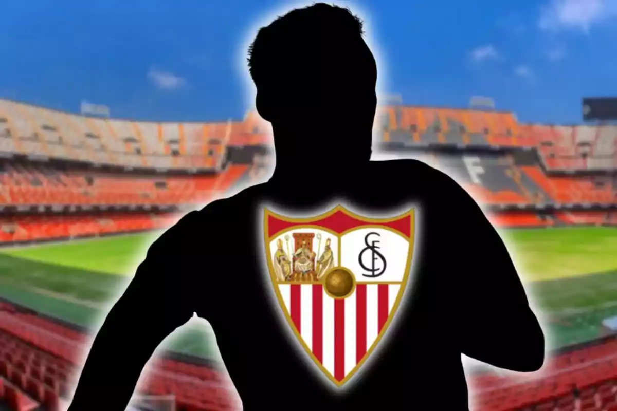 Silueta de una persona con el escudo del Sevilla FC en el pecho sobre el fondo de un estadio de fútbol