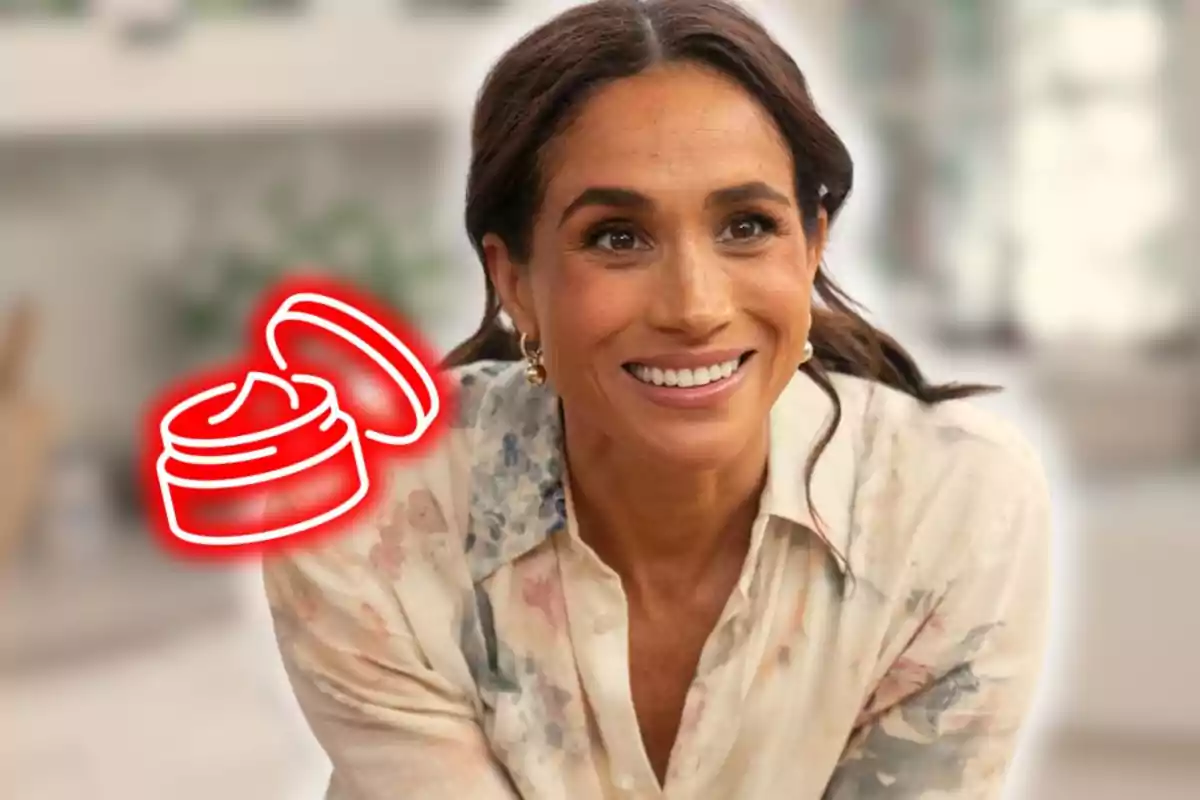 Mujer sonriente con blusa clara y un dibujo de un frasco de crema resaltado en rojo a su lado