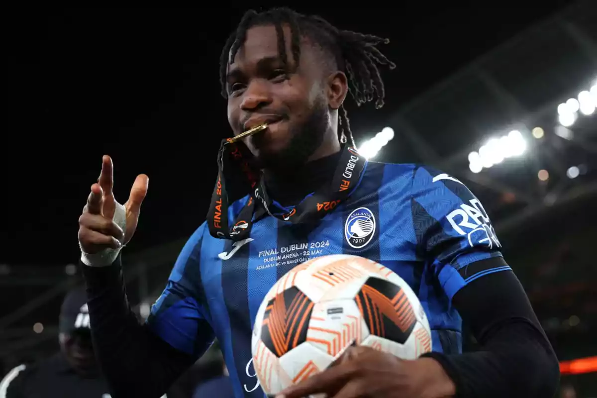 Ademola Lookman celebrando la consecución de la Europa League en 2024 con la Atalanta Ademola Lookman celebrando la consecución de la Europa League en 2024 con la Atalanta