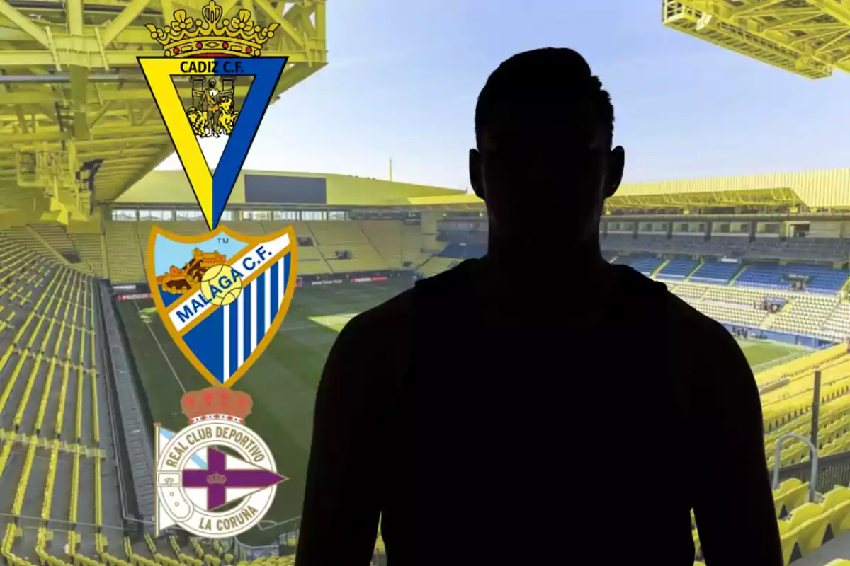 Persona en silueta davant d’un estadi de futbol amb els escuts del Cadis CF, Màlaga CF i Deportivo de la Corunya.