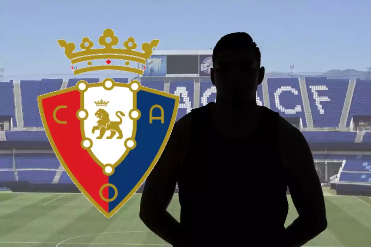 Persona en silueta frente a un estadio de fútbol con el escudo del Club Atlético Osasuna en primer plano